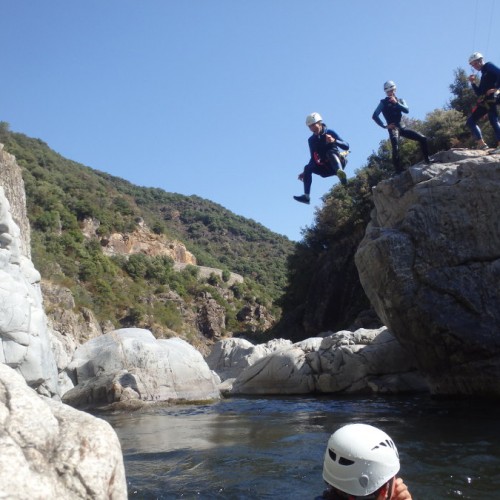 Randonnée Aquatique Et Saut En Tout Genre Dans Le Gardon En Cévennes. Canyon Initiation Et Découverte Pour Toute La Famille Dans L'Hérault Et Le Gard En Languedoc-Roussillon.