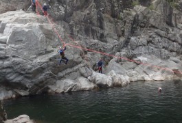 Tyrolienne Splash Dans La Randonnée Aquatique Du Gardon, Pour Ce Canyon Du Soucy, Près De Montpellier. Sports De Pleine Nature Dans L'Hérault Et Le Gard En Languedoc-Roussillon. Cévennes.