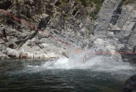 Canyoning Et Tyrolienne Splash Dans Le Canyon Du Soucy, En Cévennes, Près De St-Jean Du Gard. Accompagné Des Moniteurs De L'Hérault Et Du Languedoc, Pour Des Sports De Pleine Nature Dans L'Hérault.