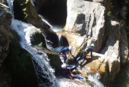 Cascades En Canyoning Au Tapoul, Près De Millau Dans L'Aveyron, Avec Les Moniteurs D'entre 2 Nature, Basé Sur Montpellier Dans L'Hérault