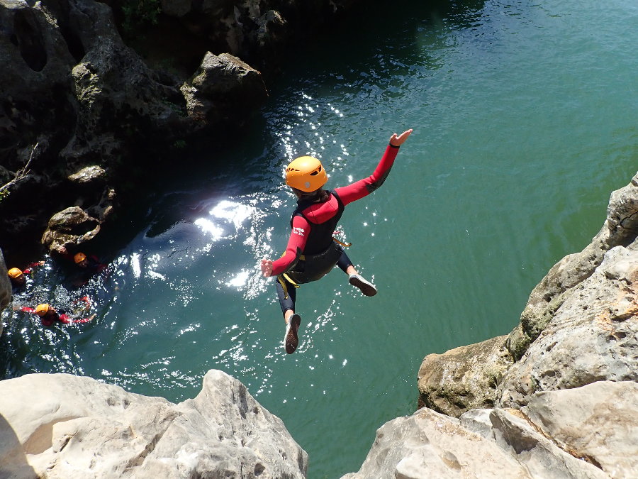 Enterrement De Vie De Garçon Et De Jeune Fille En Canyoning Près De Montpellier