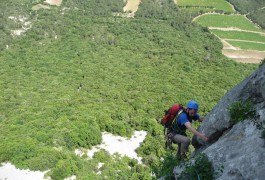 Escalade Au Pic St-Loup Avec Les Moniteurs De L'Hérault Et Du Gard En Languedoc-Roussillon, Près De Montpellier, Pour Des Sensations Fortes.