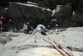 Escalade En Famille Ou Entre Amis à Valflaunès Avec Les Moniteurs Du Languedoc, Basé Sur Montpellier, Dans L'Hérault Et Le Gard. Avtivités De Pleine Nature à Sensations.