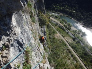 Escalade grande voie dans l'Hérault en Languedoc-Roussillon avec les moniteurs de Montpellier, spécialiste des activités de pleine nature