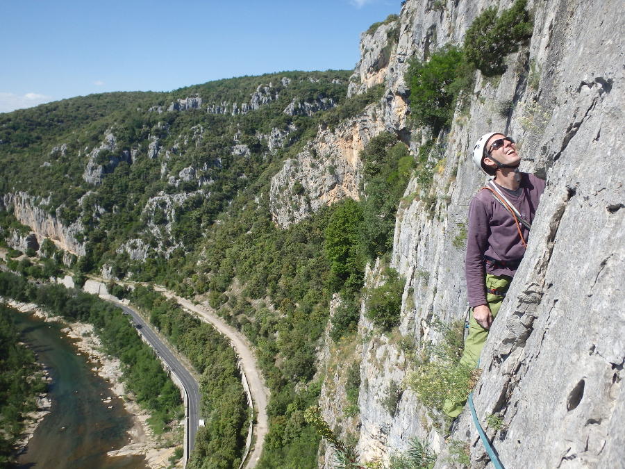 Escalade grande voie dans l'Hérault, près de Montpellier avec les moniteurs d'entre2nature, basé dans l'Hérault en Languedoc-Roussillon