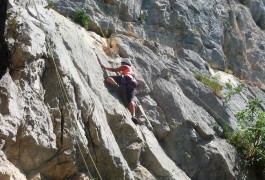 Escalade Au Thaurac, Près Des Cévennes, Avec Les Moniteurs Du Languedoc Dans La Vallée De L'Hérault. En Famille Ou Entre Amis.