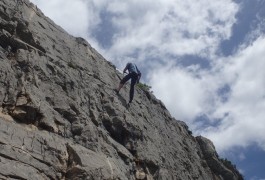 Rappel En Escalade, Pour Une Activité De Pleine Avec Des Professionnels Du Canyon Et De L'escalade, En Languedoc