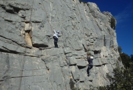 Sport De Pleine Nature, En Escalade Dans L'Hérault Et Le Gard, En Languedoc-Roussillon, Avec Les Moniteurs D'entre2nature.