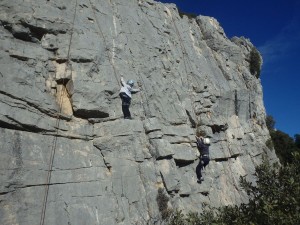 Sport de pleine nature, en escalade dans l'Hérault et le Gard, en Languedoc-Roussillon, avec les moniteurs d'entre2nature.