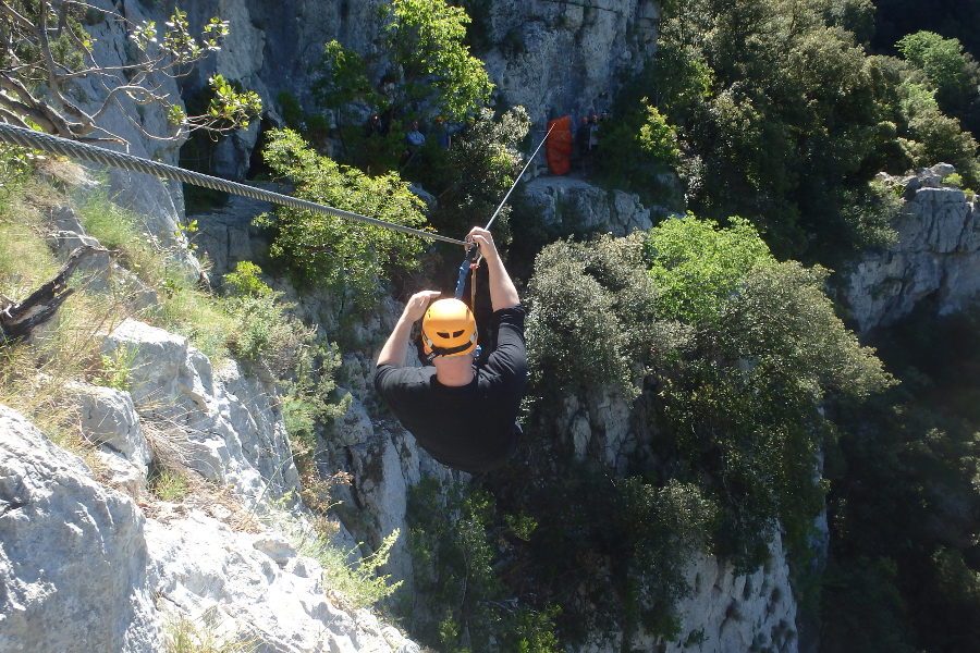 Enterrement De Vie De Garcon EVG En Via-ferrata Près De Montpellier Au Thaurac