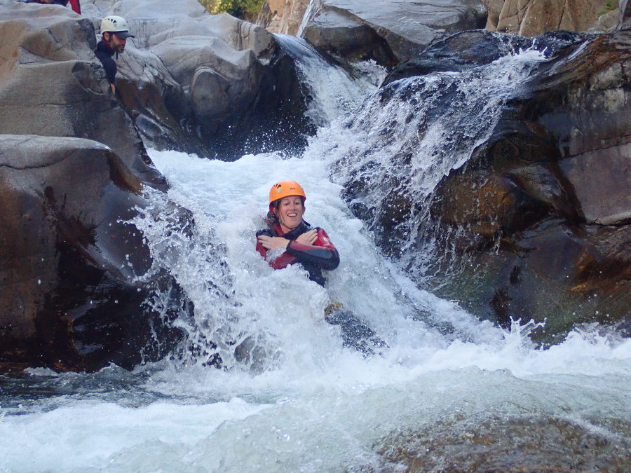 EVJF Et EVG En Canyoning Dans Le Gard, Pour Un Jolie Toboggan