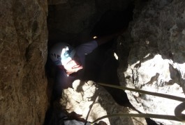 Grotte Et Rappel Avec Les Moniteurs Escalade De Montpellier Au Pic St-Loup, Dans L'Hérault Près De Montpellier, En Languedoc-Roussillon.