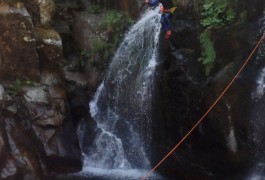 Saut En Canyoning Pour Ce Sport De Pleine Nature, Près De Millau Dans L'Aveyron. Avec Les Moniteurs D'entre 2 Nature, Basé à Montpellier Dans L'Hérault