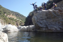 Randonnée Aquatique Pour Une Découverte Du Gardon Dans Les Cévennes. Canyon Initiation Dans Le Soucy En Cévennes, Tout Près D'Anduze, Avec Des Moniteurs De Pleine Nature.