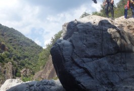 Saut Et Randonnée Aquatique Pour Du Canyoning Dans Les Cévennes, Tout Près De St-Jean Du Gard, Dans La Rivière Du Gardon. Sports De Pleine Nature Près De Montpellier En Languedoc-Roussillon.