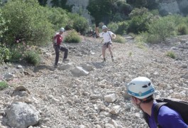 Randonnée-rappel Dans Le Parcours Aventure Du Pic St-Loup Près De Montpellier, Dans L'Hérault. Avec Les Moniteurs Escalade Et Canyon D'entre2nature En Languedoc-Roussillon.