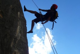 Descente En Rappel Dans Le Parcours Aventure Du Pic St-Loup, Près De Montpellier Dans L'Hérault En Languedoc. Avec Les Moniterus D'entre2nature, Spécialiste De Sports Nature.