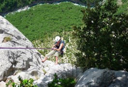 Rappel En Escalade Grande Voie, Dans Le Verdon, Avec Les Moniteurs D'entre2nature, Basé à Montpellier, Dans L'Hérault.