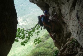 Grotte Et Randonnée-rappel Au Pic-St-Loup, Avec Les Moniteurs Escalade Et Canyon De L'Hérault, Basé à Montpellier. Sport De Pleine Nature En Languedoc-Roussillon.