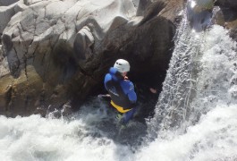 Canyoning Découverte Dans Les Cévennes Et Le Gard, Aux Frontières De L'Hérault, En Languedoc-Roussillon. Activités De Pleine Nature Près De Montpellier Avec Ses Moniteurs.