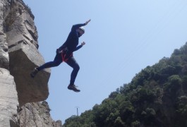 Saut Dans Les Cévennes Pour Ce Canyon Initiation Près De St-Jean Du Gard, Avec Les Moniteurs D'entre 2 Nature, Dans L'Hérault Et Le Gard à Montpellier.