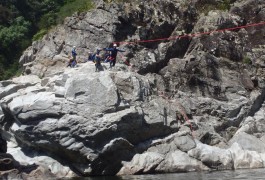 Saut Dans Ce Canyon Initiation Pour Une Découverte Du Gardon Dans Les Cévennes. Randonnée Aquatique Et Canyoning Dans Le Gard Et L'Hérault En Languedoc Près De Montpellier.