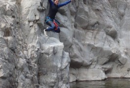 Canyoning Initiation Dans Les Cévennes Et Le Gard, Tout Près D'Anduze, Dans La Rivière Du Gardon. Avec Les Moniteurs De L'Hérault Basé à Montpellier.