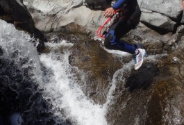 Randonnée Aquatique Et Saut Dans Le Canyon Du Soucy, Dans Les Cévennes Et Le Gard, à Deux Pas D'Anduze. Entre 2 Nature: Moniteurs Spécialisés Dans Les Activités De Pleine Nature Du Languedoc-Roussillon.