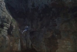 Saut Pendulaire Dans La Via Ferrata Du Thaurac Dans L'Hérault Et Le Gard, Avec Les Moniteurs De Montpellier.