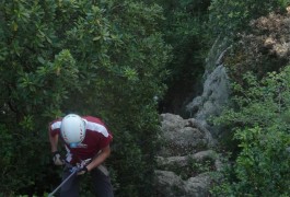 Rappel Dans Le Parcours Aventure Du Pic St-Loup Près De Montpellier Dans L'Hérault. Avec Les Moniteurs D'entre 2 Nature Du Languedoc, Près Du Gard.