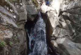 Toboggan En Canyoning Dans Les Cévennes En Lozère Avec Les Les Moniteurs De L'Hérault.