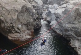 Canyoning Et Sa Tyrolienne Splash, Dans Le Soucy Et La Rivière Du Gardon, Près D'Anduze, Avec Les Moniteurs De La Vallée De L'Hérault. Entre 2 Nature: Sports De Pleine Nature à Montpellier.