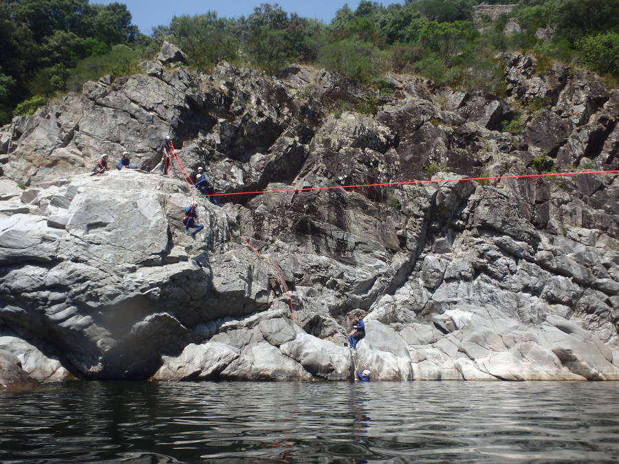 Tyrolienne Au Canyoning Du Soucy Dans La Rivière Du Gardon, Près De Saint-Jean Du Gard. Accompagné Des Moniteurs De Montpellier Dans L'Hérault En Languedoc-Roussillon. Entre 2 Nature: