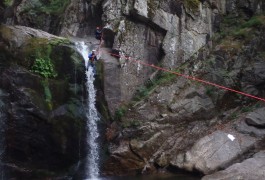 Tyrolienne Géante En Canyoning Dans Le Tapoul En Cévennes, Avec Des Guides Spécialistes De Pleine Nature, Basé Sur Montpellier, Dans L'Hérault