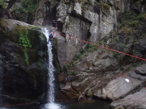 Tyrolienne géante en canyoning dans le Tapoul en Cévennes, avec des guides spécialistes de pleine nature, basé sur Montpellier, dans l'Hérault