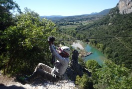 Tyrolienne De La Via-ferrata Du Thaurac En Languedoc-Roussillon Près De Montpellier. Moniteurs Professionnels De L'escalade Et Du Canyon