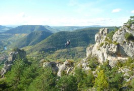 Tyrolienne Géante Dans La Via-ferrata Du Liaucous, Avec Entre 2 Nature, Basé à Montpellier Dans L'Hérault En Languedoc-Roussillon