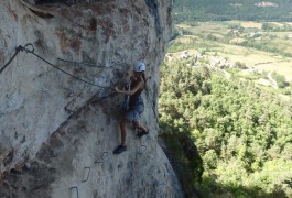 Via-ferrata Du Liaucous, Près De Mostuéljous Aux Portes Des Gorges Du Tarn. Sports De Pleine Nature Avec Les Moniteurs D'entre 2 Nature