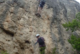 Sports De Pleine Nature Dans La Via-ferrata Du Liaucous, Près De Millau, Dans L'Aveyron.