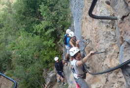 Via-ferrata Du Liaucous Avec Des Moniteurs Professionnels De L'escalade. Basé Sur Montpellier, Dans L'Hérault