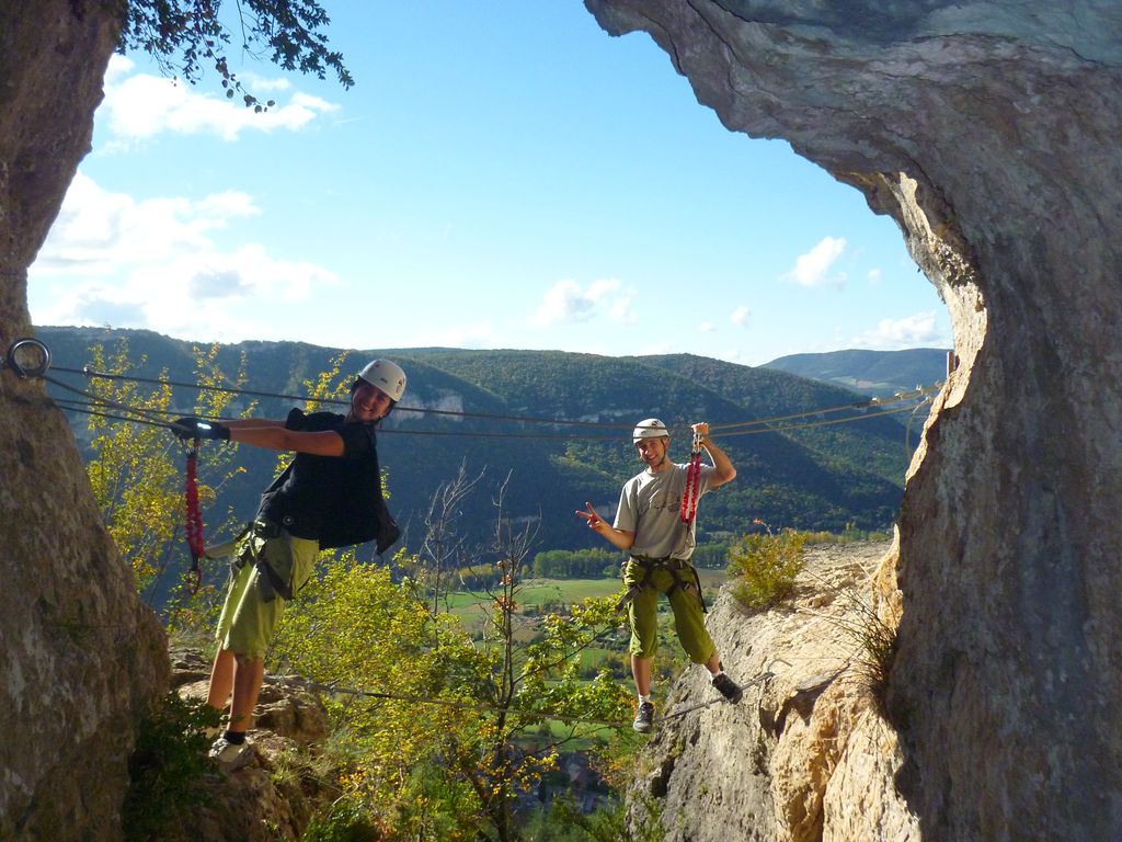 Via ferrata du Liaucous à Millau dans les gorges du Tarn avec les moniteurs d'entre2nature