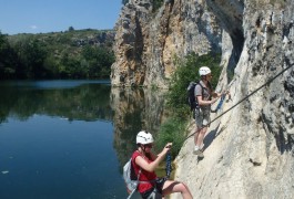 Via-ferrata De Saint-Sériès Au-dessus De L'eau, Au Bord Du Vidourle, Avec Les Moniteurs De L'Hérault Et Du Gard En Languedoc-Roussillon. Sports De Pleine Nature Pour Toute La Famille....