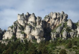 Via-ferrata Du Liaucous, Près De Mostuéljous Aux Portes Des Gorges Du Tarn. Activité De Pleine Nature En Tout Genre