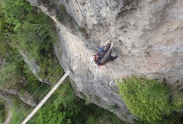 Via-ferrata Du Liaucous Dans L'Aveyron, Près Du Tarn. Accompagné De Moniteurs Diplômés D'état