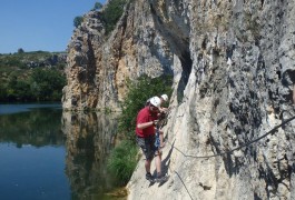 Via-ferrata De Saint-Sériès, Au Bord Du Vidourle Près De Lunel Dans L'Hérault Et Au Frontière Du Gard. Activité De Pleine Nature Pour Toute La Famille.