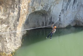 Tyrolienne En Via-ferrata Dans Le Gard Près De Lunel