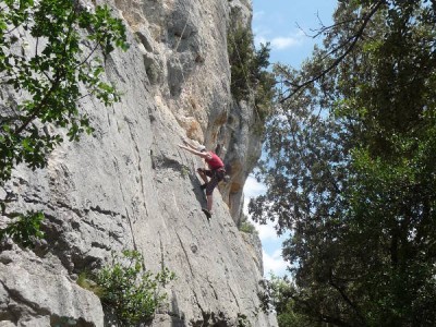 Escalade accompagné de nos moniteurs de pleine nature en languedoc: Héraut et Gard. Sports de pleine nature en Cévennes et Caroux. près de Montpellier.