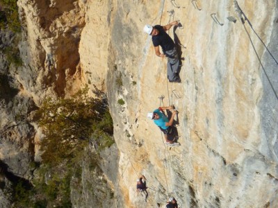 Via ferrata près de Montpellier dans l'Hérault et le Gard en Languedoc-Roussillon. Activités de pleine nature avec les moniteurs d' entre 2 nature. Tyrolienne et rappels extrêmes.