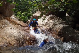 Canyoning Dans Le Rec Grand Dans Une Eau Limpide, Tout Près De Montpellier Dans Le Massif Du Caroux, Dans Le Département De L'Hérault.