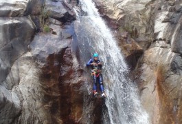 Toboggan Au Canyon Du Rec Grand Dans Le Caroux. Des Activités De Pleine Nature Avec Les Moniteurs D' Entre2nature Près De Montpellier Dans L' Hérault